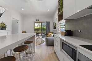 Kühlschrank, Mikrowelle, Espressomaschine, Wasserkocher