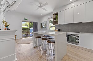 Geladeira, micro-ondas, máquina de café expresso, chaleira elétrica