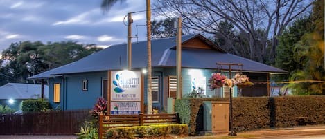 Boendets fasad - kväll/natt