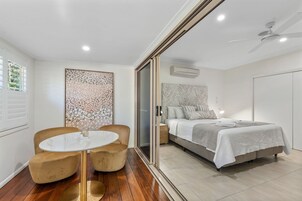 Quarto superluxo, 1 quarto, vista para o jardim | Área de estar | Smart TV 42 polegadas com canais digitais, TV, lareira