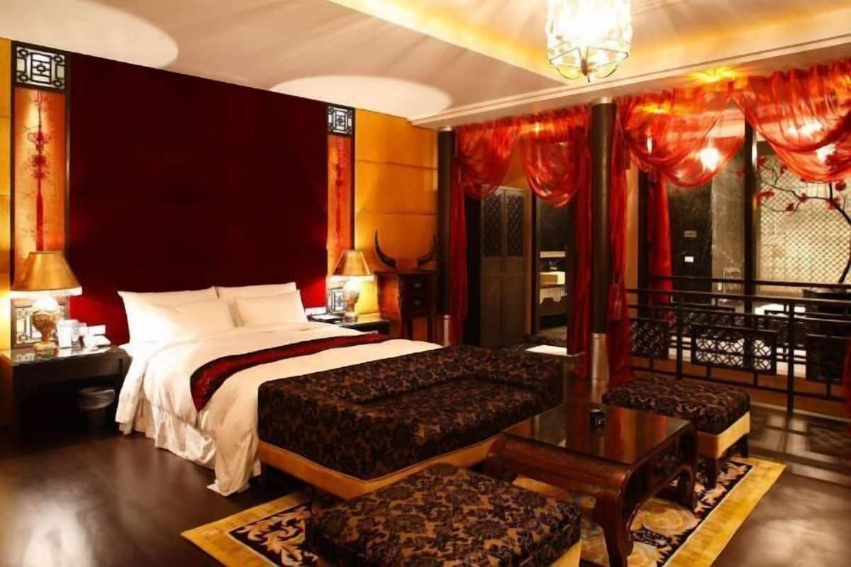 Premium bedding, free minibar, in-room safe, individually decorated