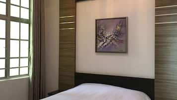 3 bedrooms, desk, iron/ironing board
