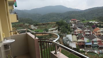 Premier Apartment, 3 Bedrooms | Balcony