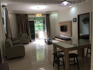 Premier Apartment, 3 Bedrooms | Living room