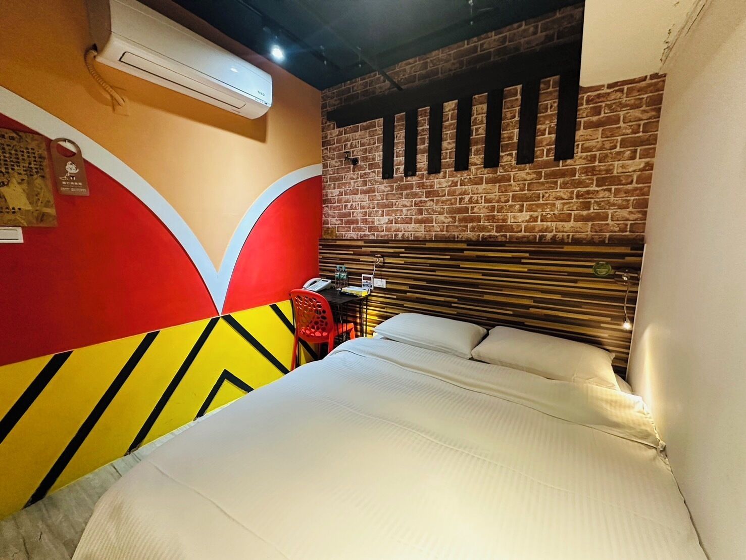 business double room, no windows (a) | individually decorated, desk, blackout curtains, free wifi