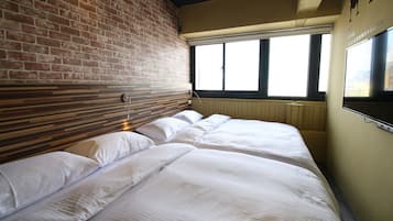 Business Quadruple Room (D) | Individually decorated, desk, blackout drapes, free WiFi