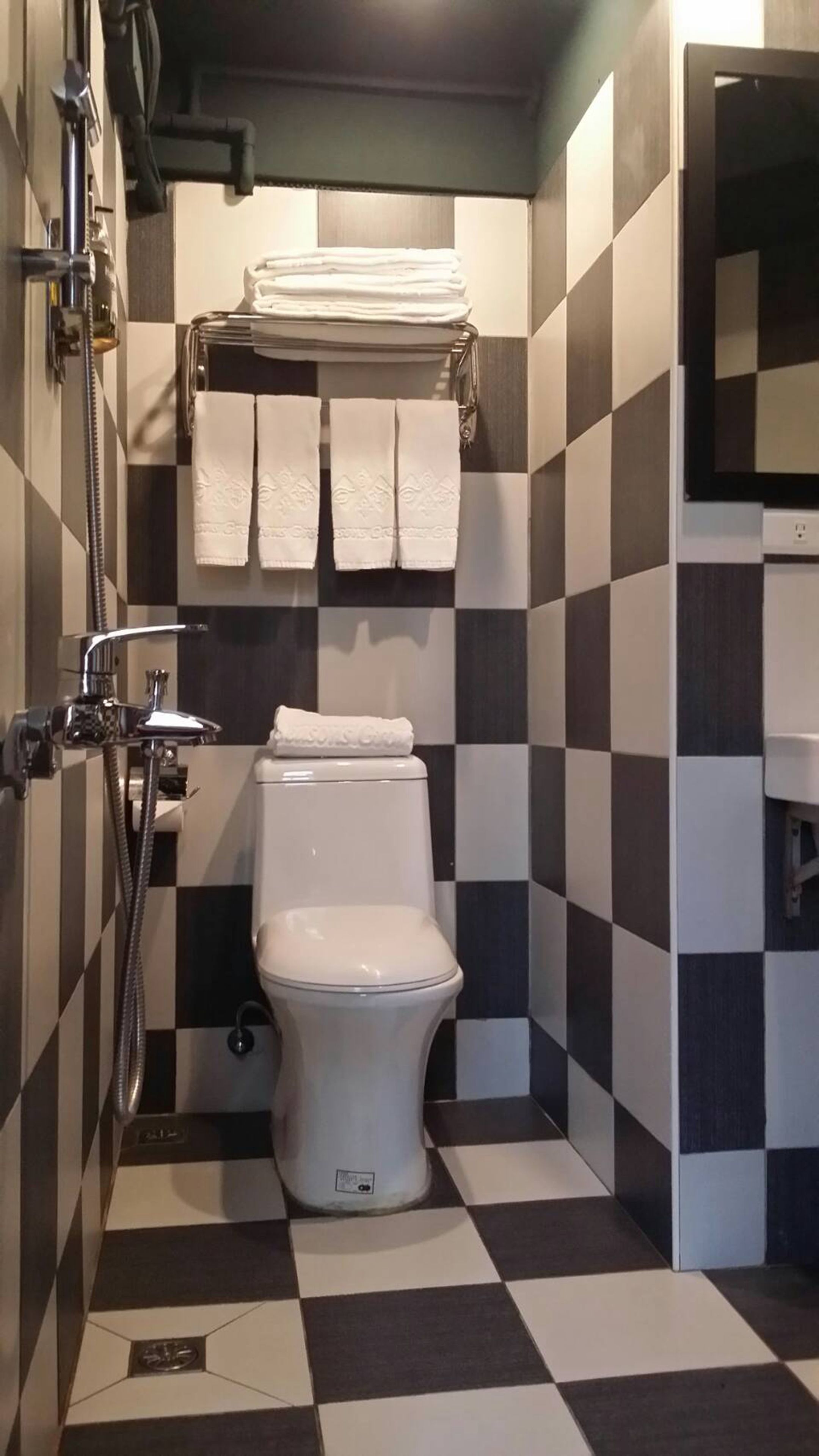 business quadruple room (d) | bathroom | shower, hair dryer, bidet, towels