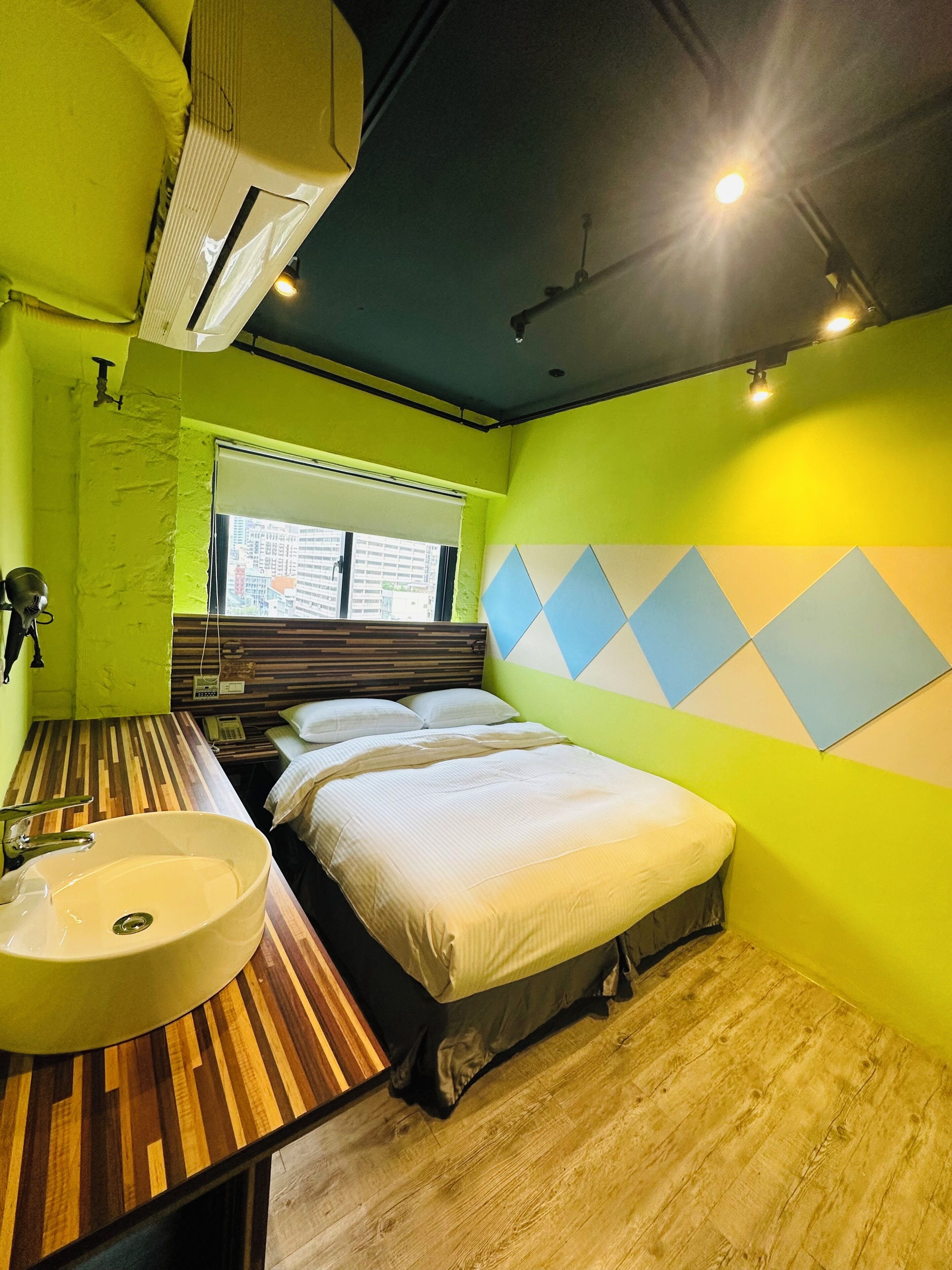 Business Double Room (B) | Dihias secara berasingan, meja, langsir/tirai gelap terus 