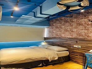 Decoración personalizada, escritorio, cortinas blackout y wifi gratis 