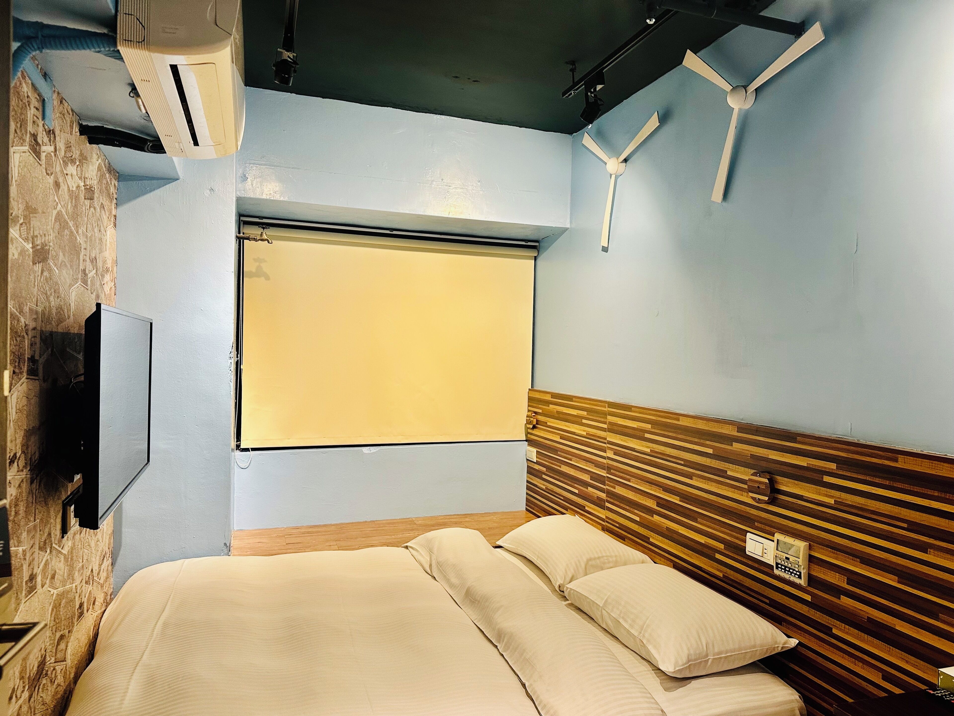 business double room (b) | individually decorated, desk, blackout curtains, free wifi