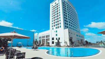 Outdoor pool, sun loungers