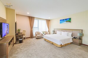 Deluxe tweepersoonskamer, 1 kingsize bed | Een minibar, een kluis op de kamer, een bureau, verduisterende gordijnen