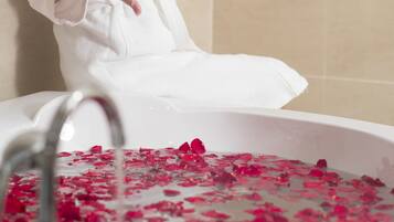 Suite – executive | Bad | Dusj, regndusjhode, toalettartikler (inkludert) og hårføner