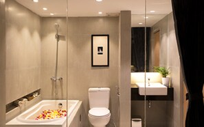 Family Room | Bathroom | Shower, free toiletries, hair dryer, slippers - Shwe Pyi San Yar Hotel (Yangon)