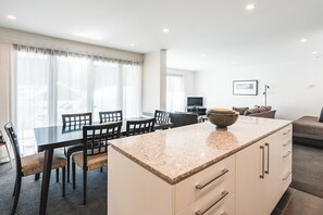 Télévision de 32 pouces avec chaînes par câble, lecteur de DVD