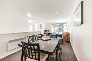 Luksusleilighet, 3 soverom | Oppholdsområde | TV, DVD-spiller, iPod-dokkingstasjon og MP3-dokkingstasjon