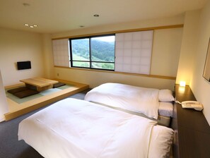 新館湯房和洋室 | デスク