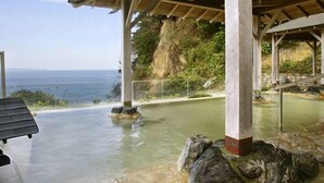 A stone pool with a wooden pavilion, a view of the sea, and rocks. - Itsuura Kanko Hotel Daikanso (Kitaibaraki)