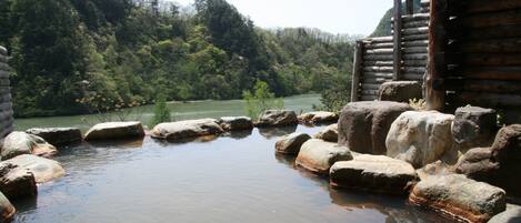 Bain à remous extérieur