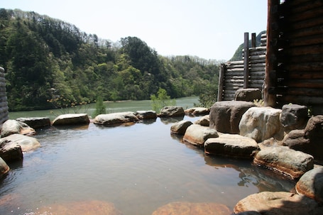 Outdoor spa tub. Hotel Tsunogami