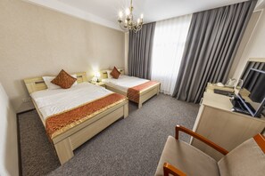 Ropa de cama de alta calidad y caja de seguridad en la habitación 