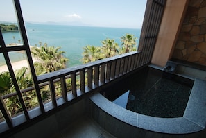 Un balcon avec vue sur la mer et les palmiers.