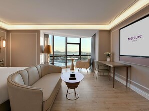 Frigobar, escrivaninha, cortinas blackout, Wi-Fi de cortesia