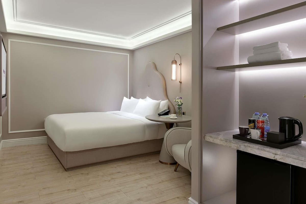 Standard Room, 1 King Bed | Minibar, desk, soundproofing, free WiFi