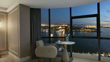 Minibar, escritorio, sistema de insonorización y wifi gratis