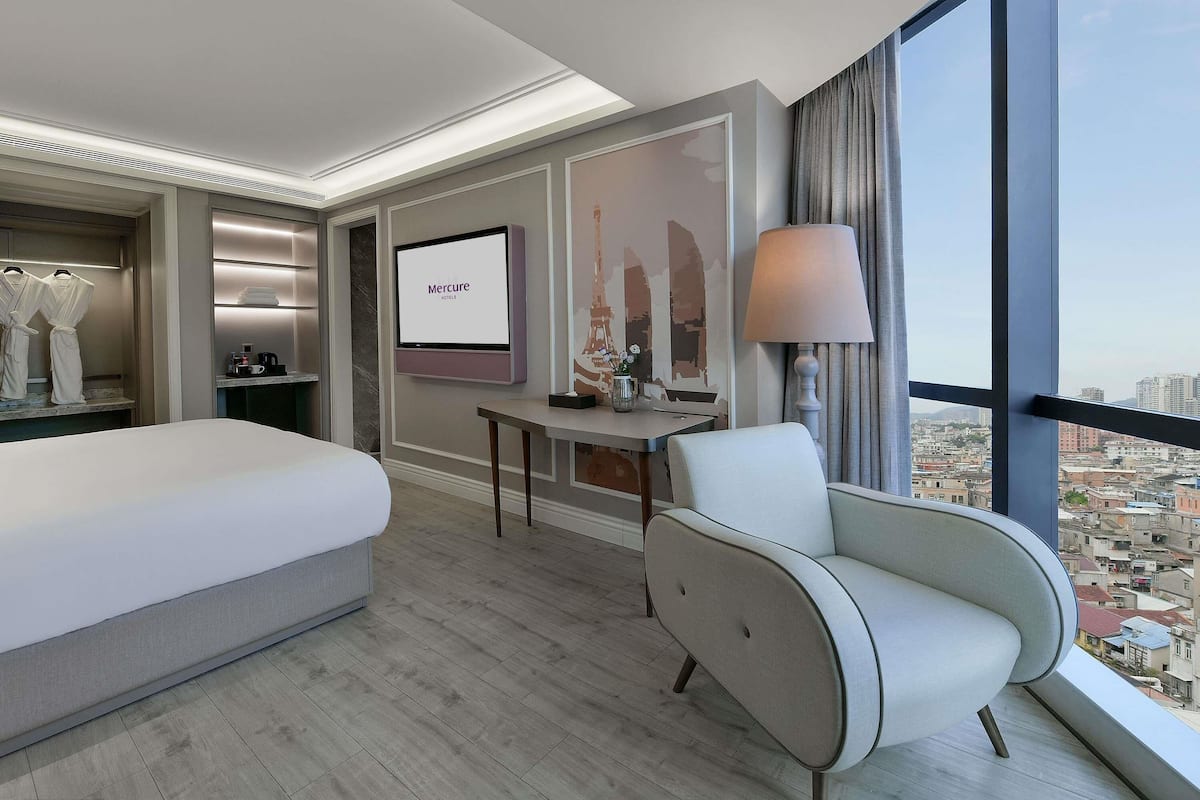 Superior Room, 1 King Bed | Minibar, desk, soundproofing, free WiFi