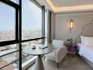 高級客房, 1 張特大雙人床 | 迷你吧、書桌、隔音、免費無線上網