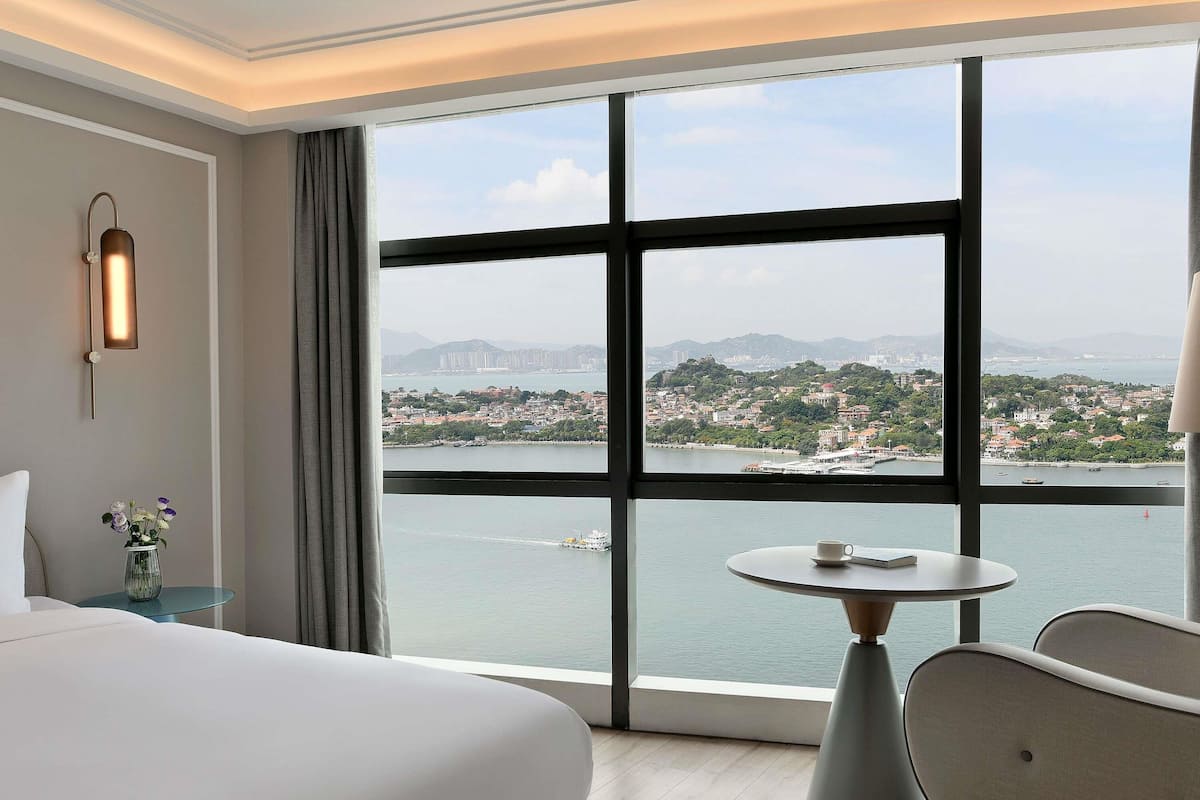 Privilege, Room, 1 King Bed | Minibar, desk, soundproofing, free WiFi