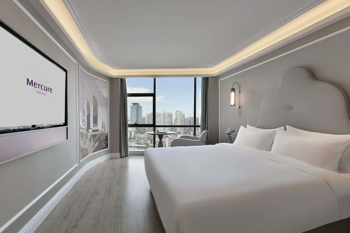 Superior Room, 1 King Bed | Minibar, desk, soundproofing, free WiFi