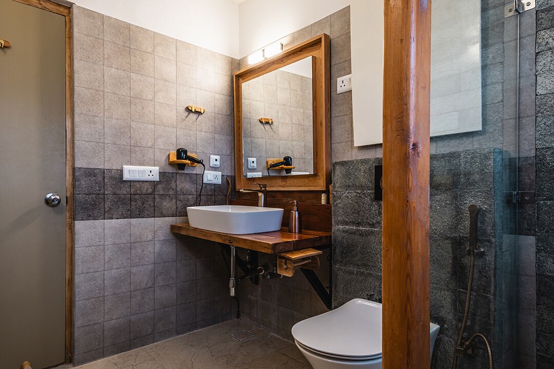Une salle de bain moderne avec un meuble-lavabo en bois, un grand miroir et une douche à parois de verre.