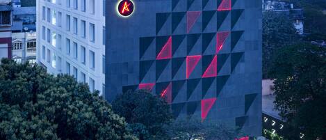 Un edificio moderno con fachada geométrica y un llamativo logo 'A'.