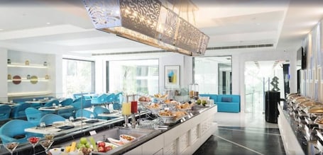 Colazione a buffet a pagamento, servita tutte le mattine . Aauris