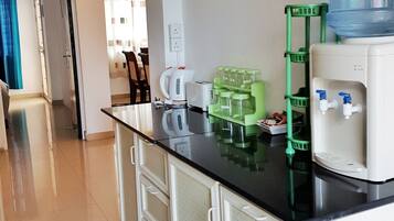 Luxury Apartment, 2 Bedrooms | Private kitchen