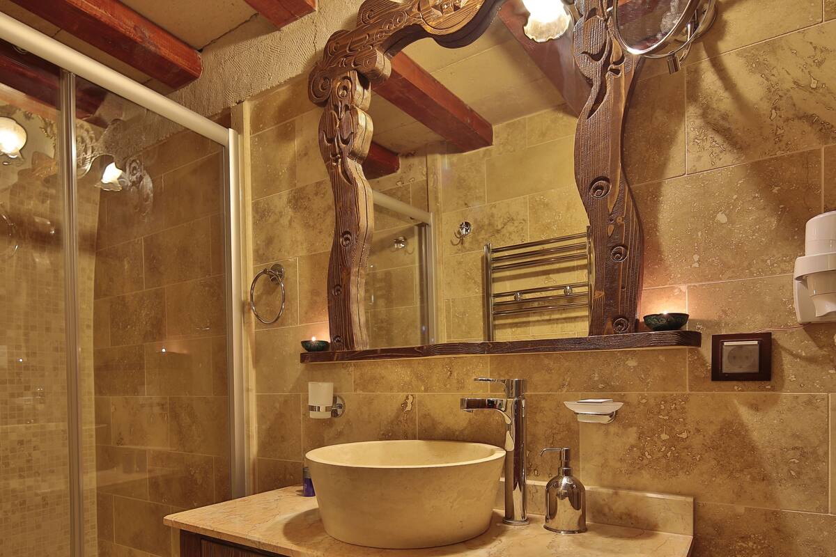 deluxe double room | bathroom sink