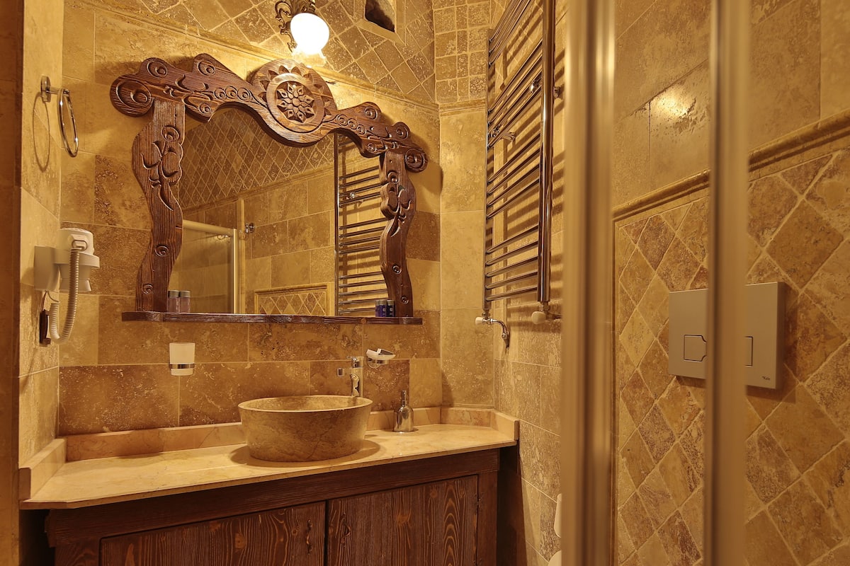 deluxe twin room | bathroom sink