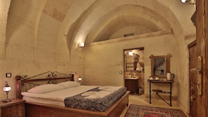 Deluxe-Doppelzimmer | Zimmersafe, Schreibtisch, schallisolierte Zimmer, Bügeleisen/Bügelbrett