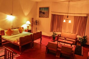 مكتب ومكواة/لوح كي وواي فاي مجانًا وملا ءات أسرّة