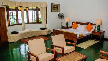 Escritorio, tabla de planchar con plancha, wifi gratis y ropa de cama