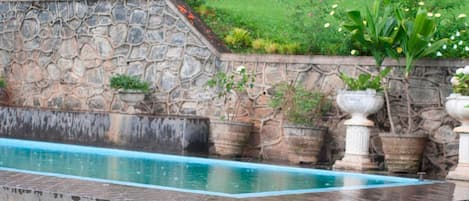 Piscine extérieure, chaises longues