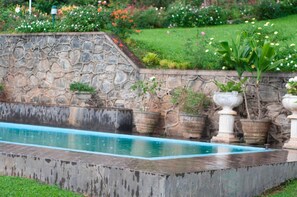 حمّام سباحة خارجي، مقاعد للتشمس