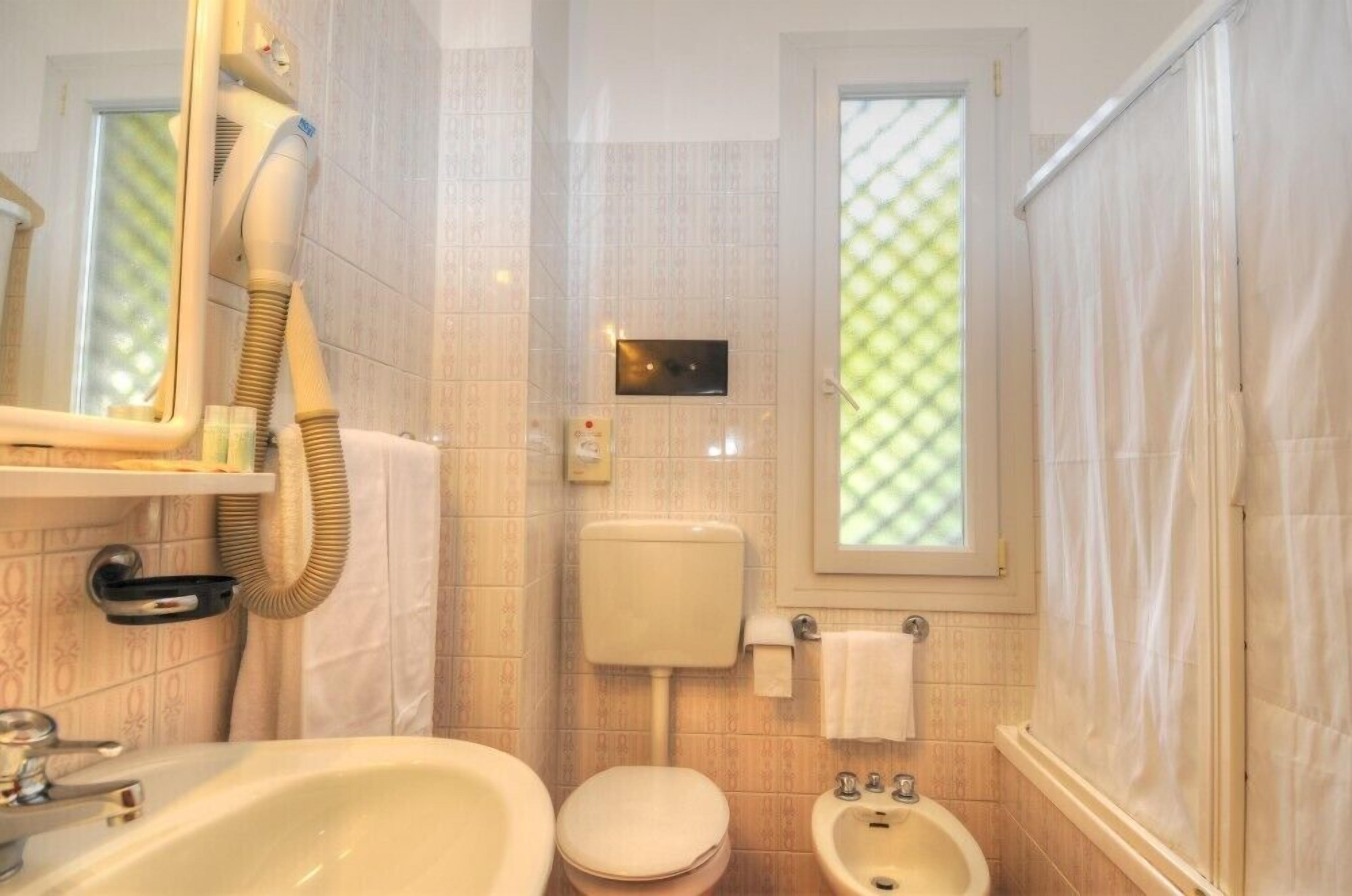 comfort double room, 1 double bed | bathroom | shower, free toiletries, hair dryer, bidet