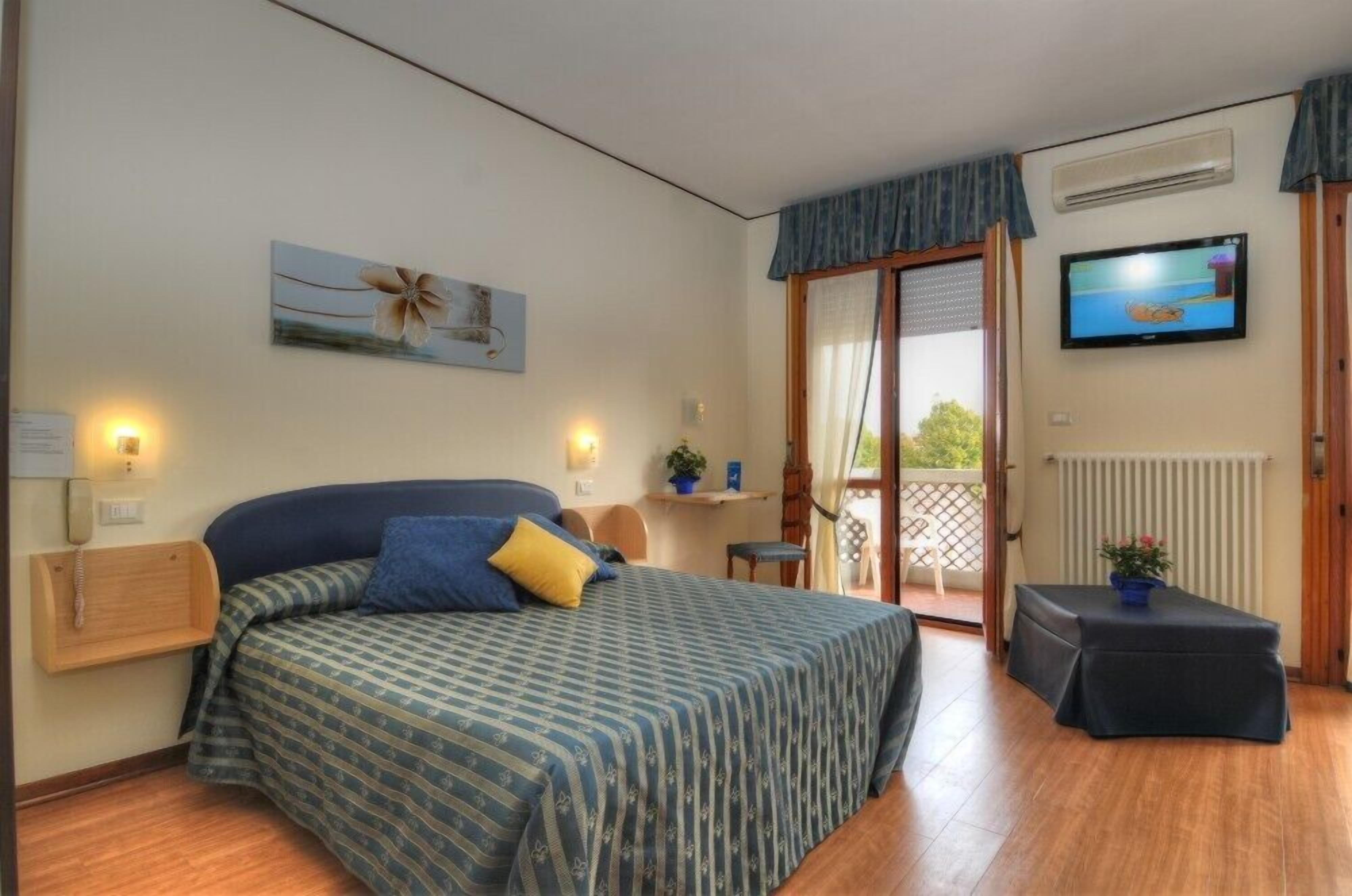comfort double room, 1 double bed | in-room safe, cots/infant beds, free wifi, bed sheets