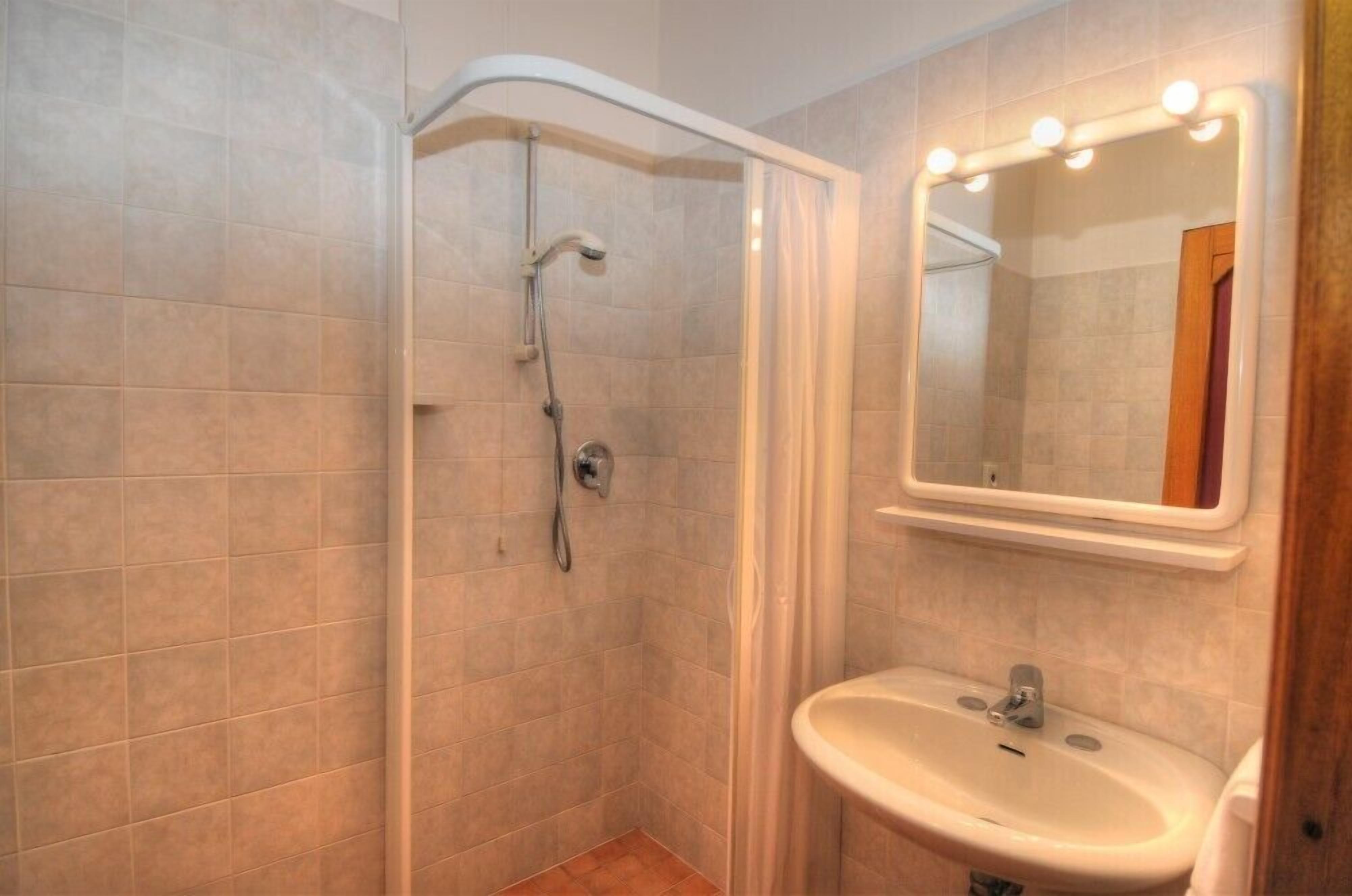 single room, shared bathroom | bathroom shower