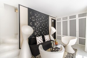 Suite Design | Aire de séjour | Téléviseur à écran plat de 26 po avec télévision par satellite