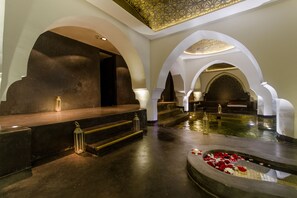 Een Turks bad/hammam, lichaamsbehandelingen, hotstone-massages