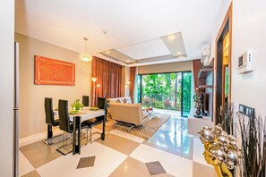 Family Suite (Twin), Balcony | Living room | Flat-screen TV - Chalong Miracle Lakeview Resort & Spa (Chalong)
